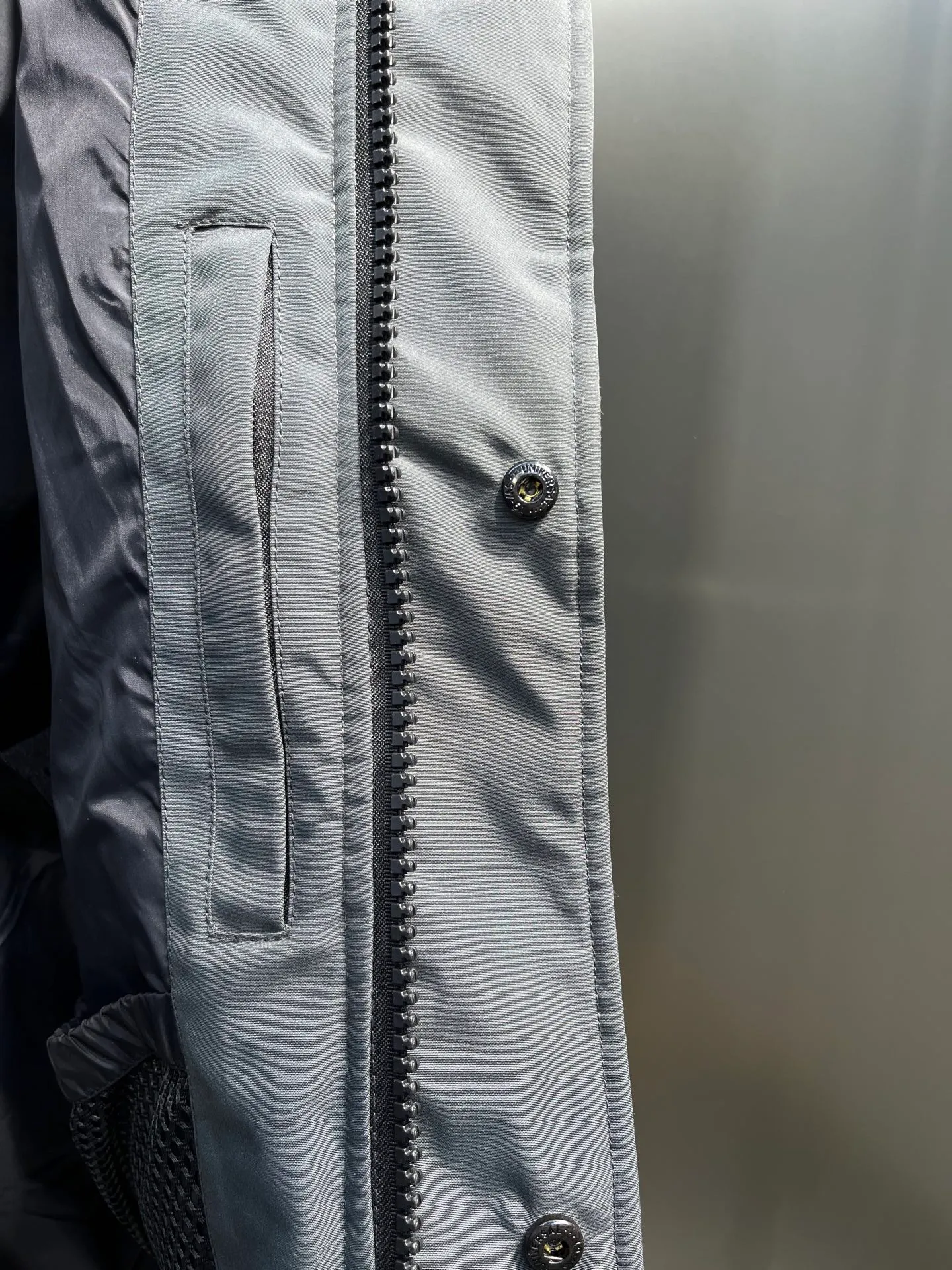 P780 high-end version (new version of Big Goose 01) Canada Goose Canada Goose #Chilliwack 7999M bomber jacket short down jacket/01 model #Men and Women Same Style# ➖ Genuine synchronous anti-counterfeiting chip sensor! ➖ Imported 21S polyester-cotton blended original fabric [last year’s 16S/18S hard fabrics have been completely eliminated, this year all use 21S genuine synchronous fabrics, the soft mid-strap feels delicate and textured], genuine synchronous Feather-Light 10D waterproof coating fabric, made of 84.5 polyester fiber and 15.5 cotton, 100% the best feel in the entire network! ➖ The genuine official website is synchronized with the national standard 80 white duck down, you can check the official website customer service, there will never be a series of misleading claims such as 90 down or goose down! ➖ Using the best nylon lining with double double-layer sealing design, velvet-proof No. 7 needle + grid-filled down ready-made garments, there is 100% no so-called velvet running! ➖ The cuffs are designed with thickened seamless threads, and the collar and pockets are lined with top-quality polar fleece to keep you warm and comfortable! ➖ Yoshida YKK provides original custom-made electroplated sliders. YKK two-way lockable zippers are tight and smooth and will not peel off paint! ➖ 3M composite guarantees that the Velcro is the same as the original, durable, and all accessories and hardware are custom-made! ➖ Imported BEHRINGER embroidery machine to customize the 10,000-needle embroidery logo, 98% of which can be reproduced to restore the original logo. You can check and compare on the official website! ➖ The fur collars are all made of large pieces of Western Canadian blue wolf hide, ensuring that each fur collar is 13-15cm wide!   Size:XS-XXL
